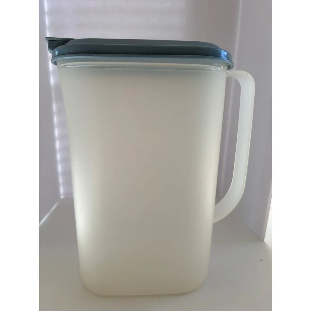 Vintage Tupperware Slim Line Fridge Pitcher 2009C-1 Flip Top Lid 2 Qt Made USAOh